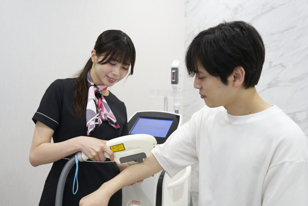 サロンで腕の脱毛について説明を受ける男性