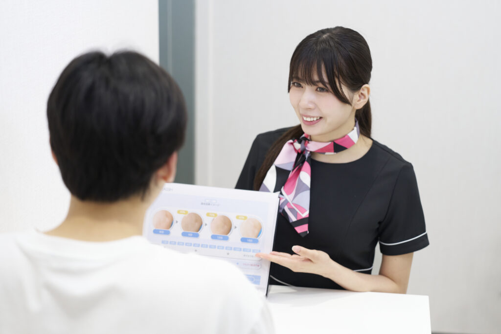 スタッフと仕上がりについて相談する男性
